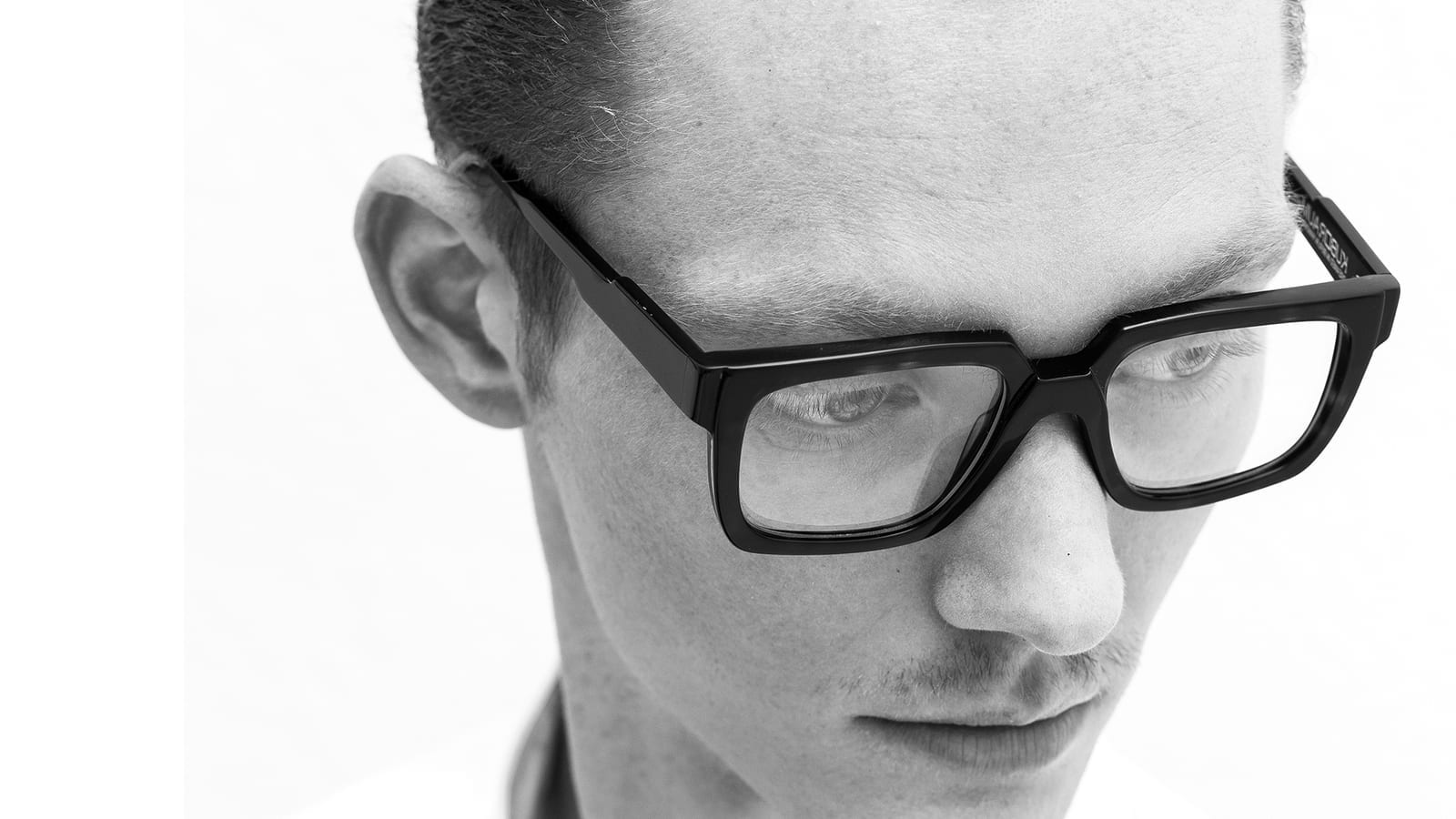 Zwart-wit portret met avant-garde montuur